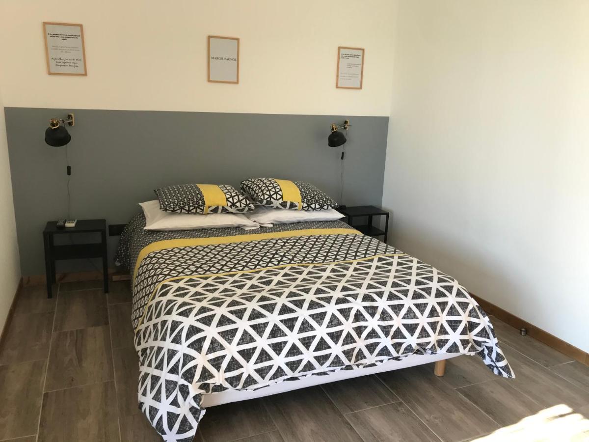 Les Costebelles Bed & Breakfast Valensole Bagian luar foto